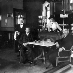 1930-as évek - Váci vendéglő. Bíró Ádám szerint a Széchenyi utcai városi bérház földszintjén volt