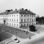100